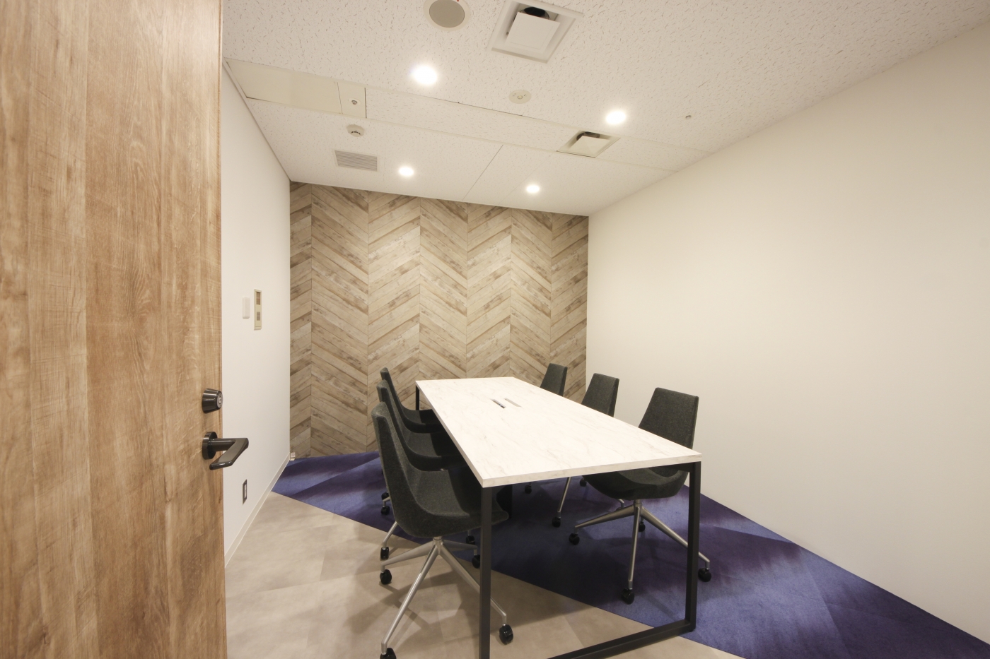 オフィスデザイン実績～コミュニケーションやイノベーションが生まれる、開放的で洗練されたオフィス