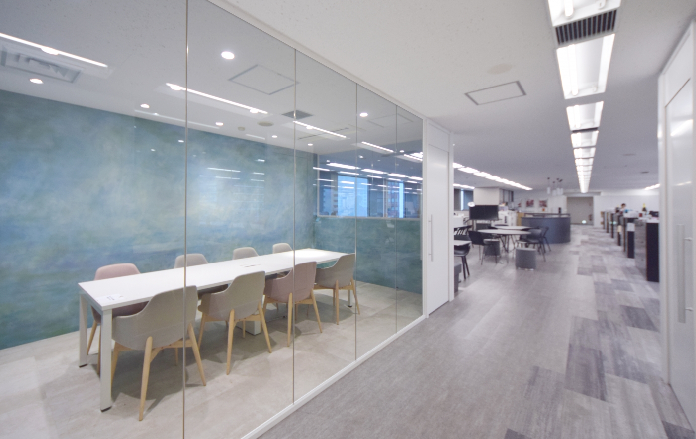 オフィスデザイン実績～アートな会議室とシックなワークスペースが対照的。社員としての誇りを持てるオフィス
