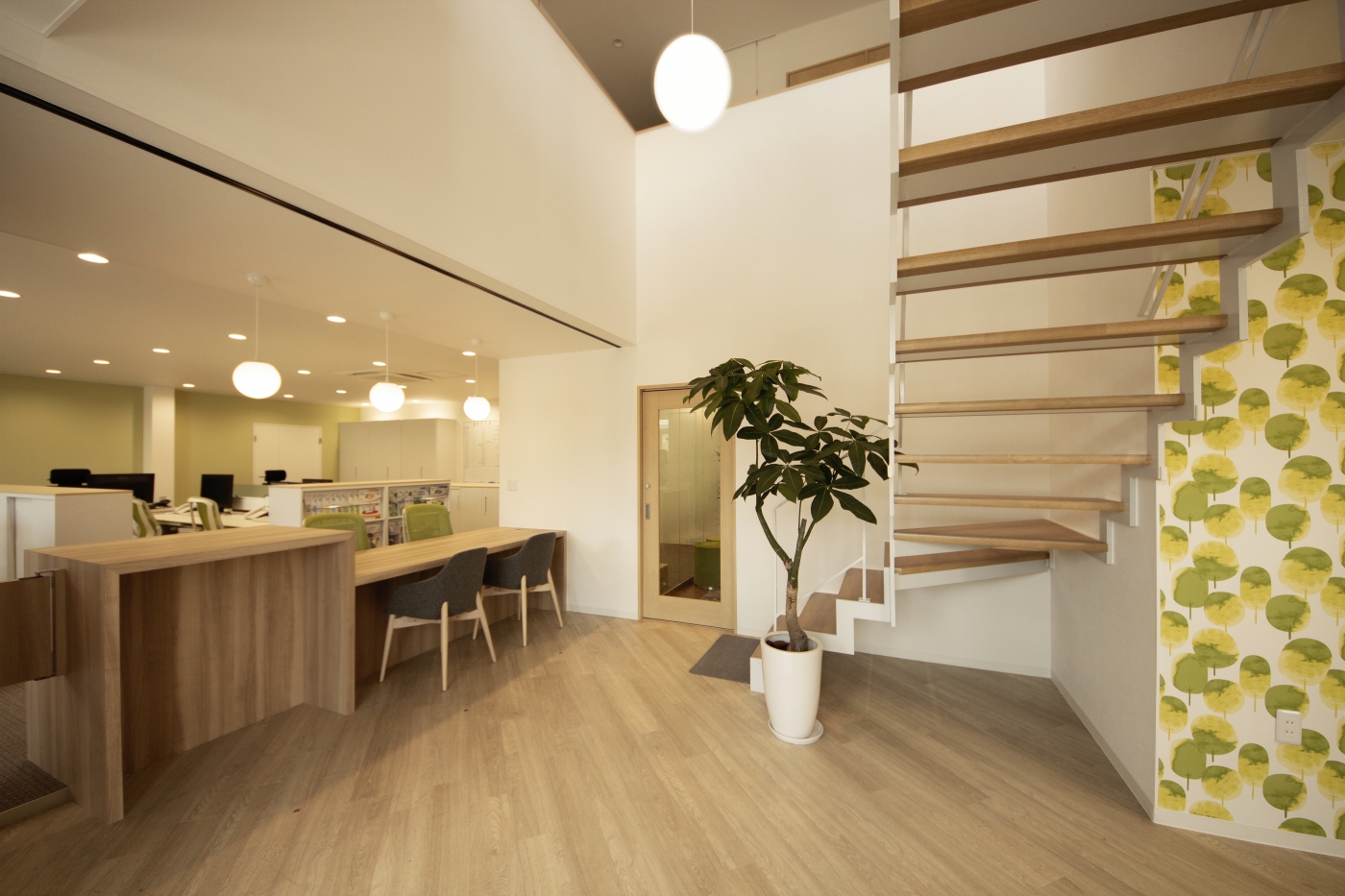 オフィスデザイン実績～白と木目を基調とした温かく過ごしやすい空間