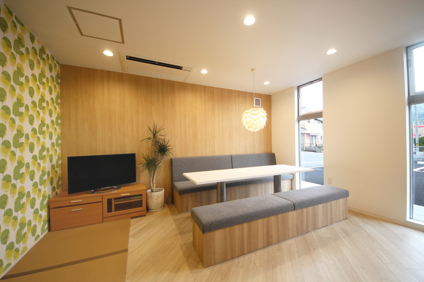 オフィスデザイン実績～白と木目を基調とした温かく過ごしやすい空間