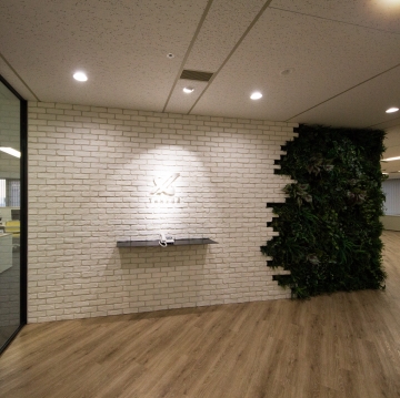 オフィスデザイン事例|グリーンから広がる開放的で明るいオフィス