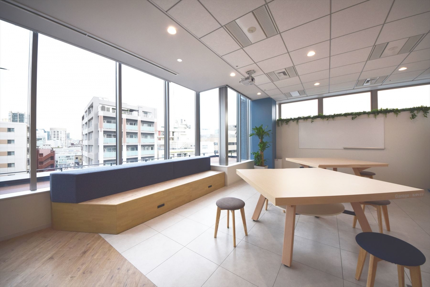 オフィスデザイン実績～ホワイトエントランス×ブルーが印象的な、ブランディングオフィス