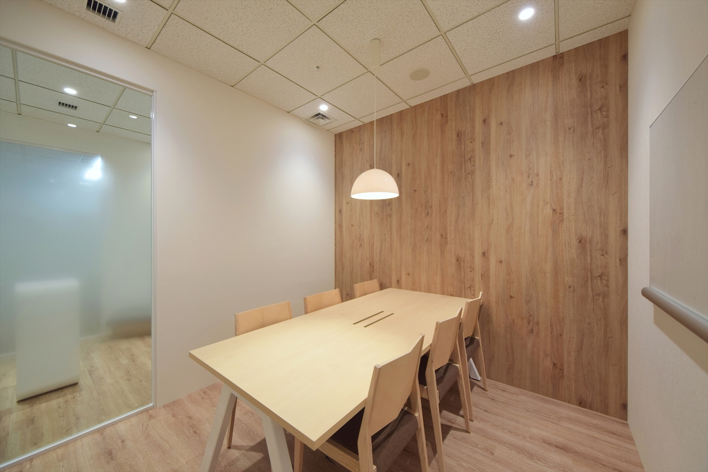 オフィスデザイン実績～社名をモチーフにしたエントランスがお迎えする、開放感あふれるオフィス