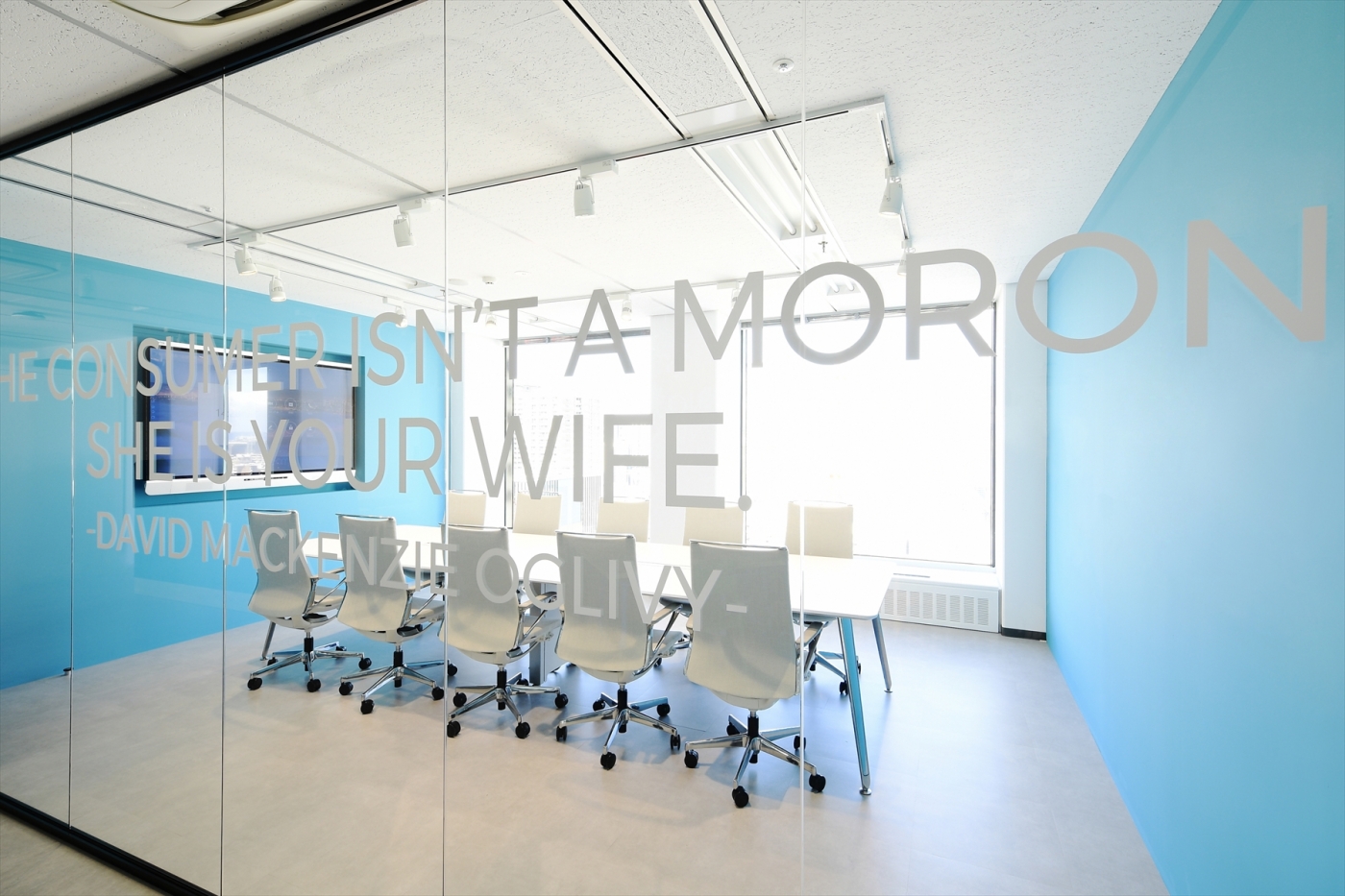 オフィスデザイン実績～アクセントカラーが目を引く、開放的で明るいオフィス