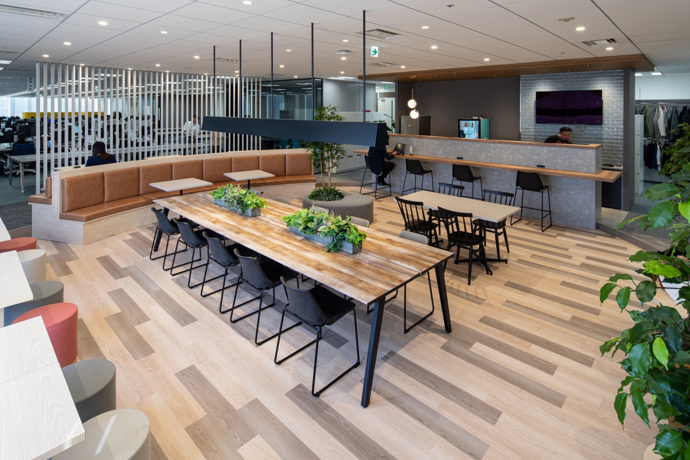 オフィスデザイン実績～社員を包み込む居心地の良さと先進的なデザインが融合したオフィス