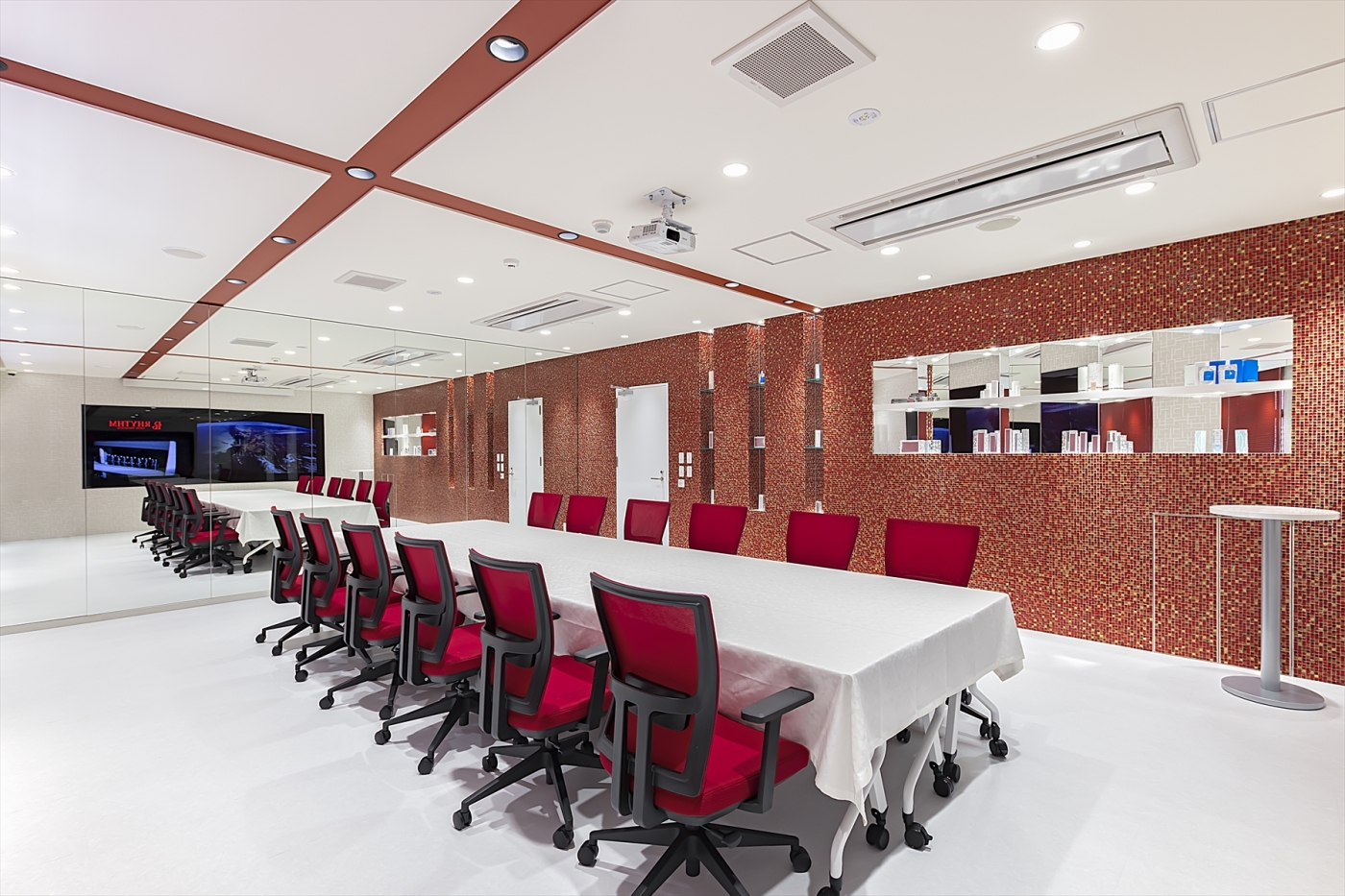 オフィスデザイン実績～サプライズと高級感があり、商品デザインが連想されるオフィス