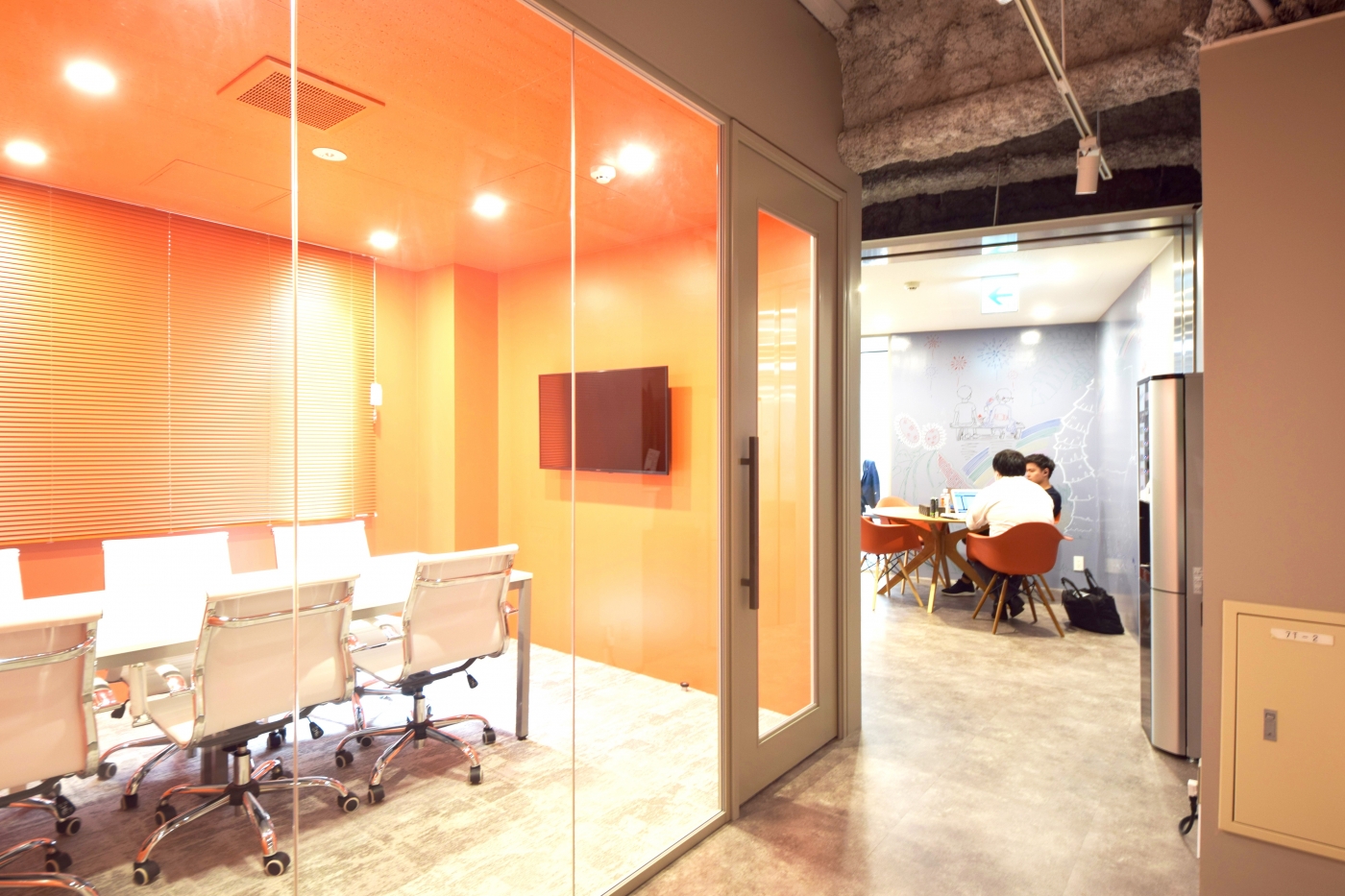 オフィスデザイン実績～色を多用し、企業理念「ワクワク、生きる」を体現したオフィス
