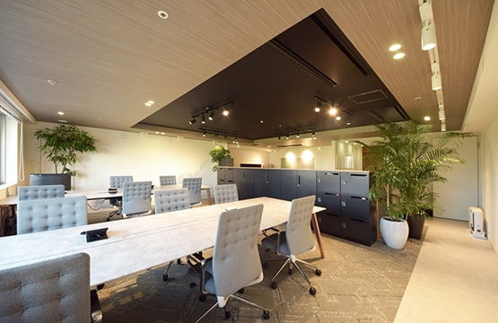 オフィスデザイン事例|こだわりの家具と造作で質の高いワークスペースに。温もりあふれるデザイナーズオフィス
