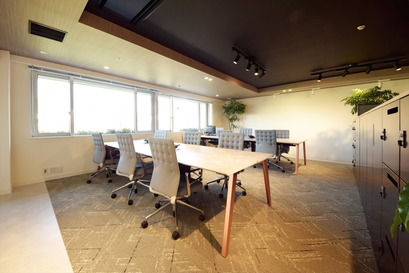 オフィスデザイン実績～こだわりの家具と造作で質の高いワークスペースに。温もりあふれるデザイナーズオフィス