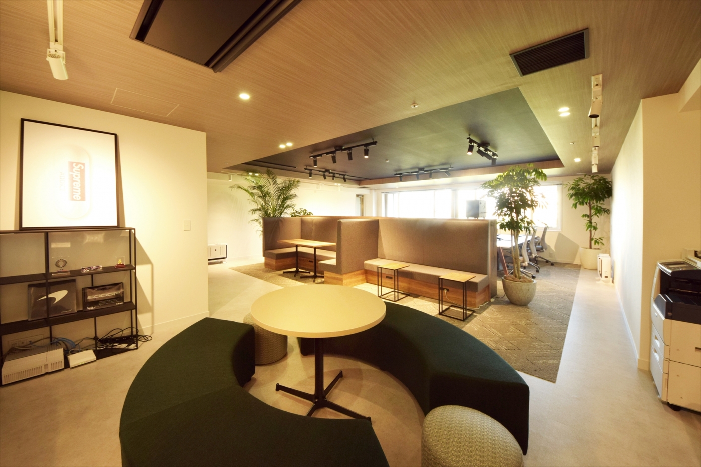 オフィスデザイン実績～こだわりの家具と造作で質の高いワークスペースに。温もりあふれるデザイナーズオフィス
