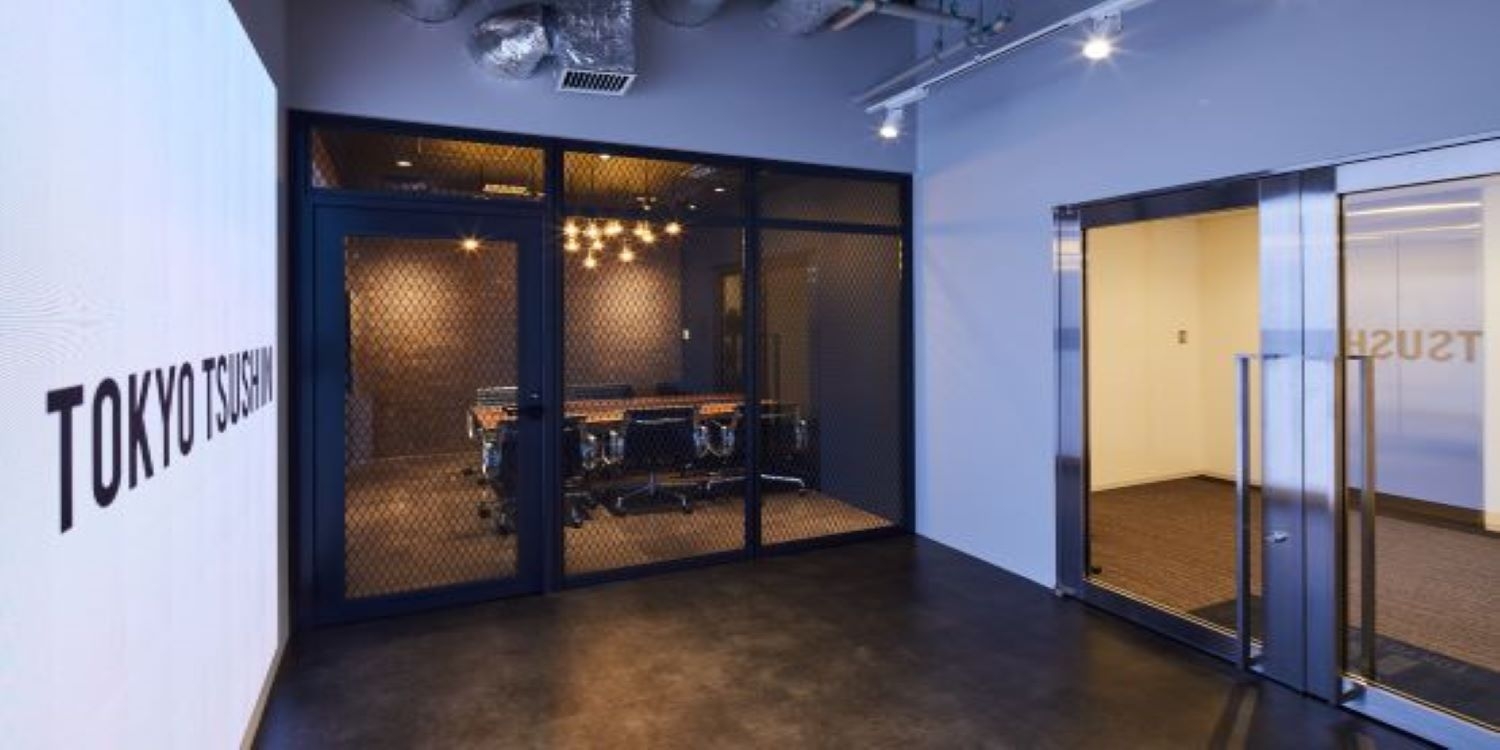 オフィスデザイン実績～インダストリアル×大型LEDモニターが印象的なブランディングオフィス