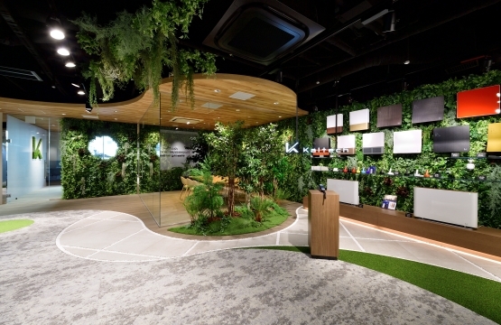 オフィスデザイン事例|グリーンや木目を通して事業の核である自然や呼吸を感じられるオフィス