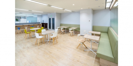 オフィスデザイン事例|温かみのある木目やグリーンが印象的。開放的なフリーアドレスオフィス