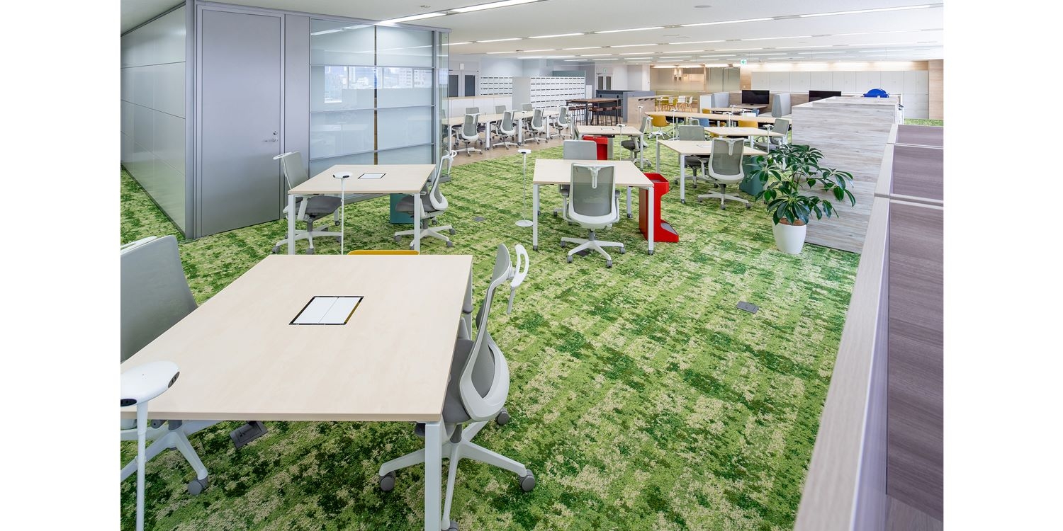 オフィスデザイン実績～温かみのある木目やグリーンが印象的。開放的なフリーアドレスオフィス