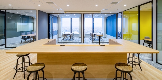 オフィスデザイン事例|55階から都会の景色を望む。人と人をつなぐ明るく開放的な都心のオフィス