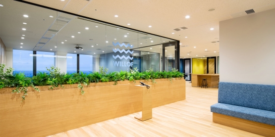 オフィスデザイン事例|55階から都会の景色を望む。人と人をつなぐ明るく開放的な都心のオフィス