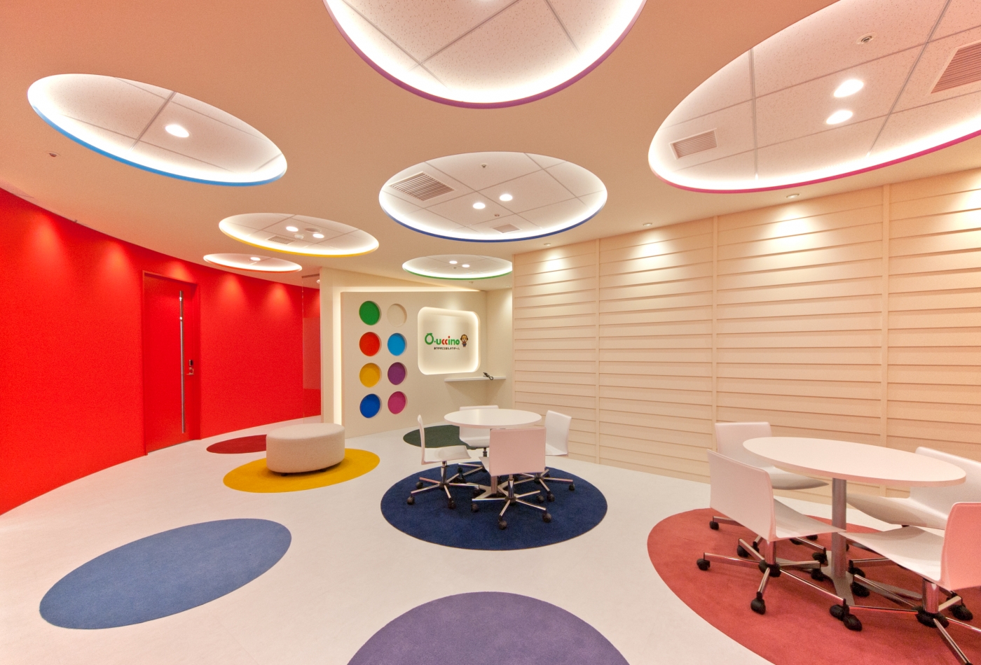 オフィスデザイン実績～パレットから色を選ぶように、カラフルな色が彩るオフィス