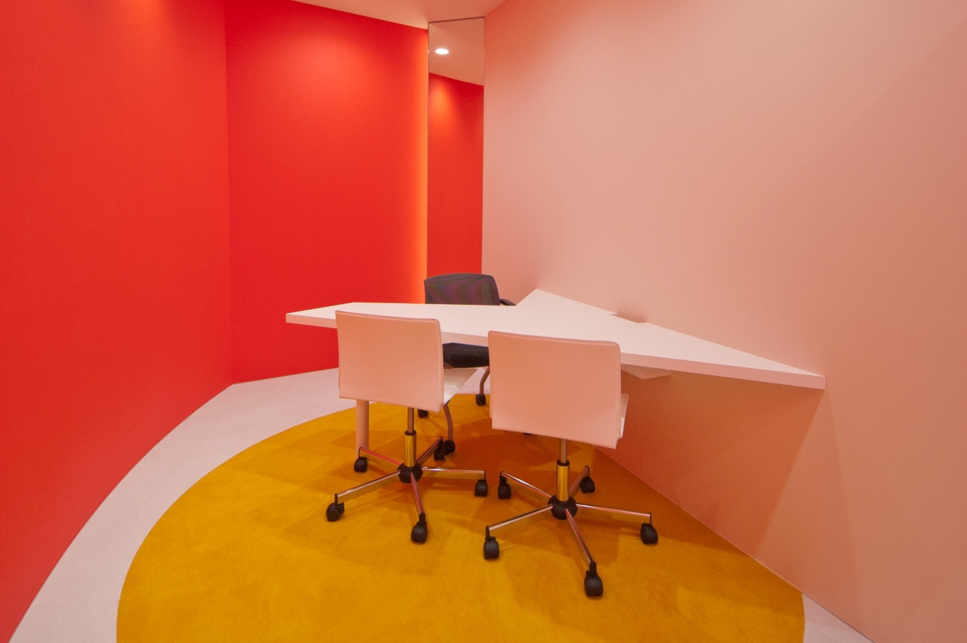オフィスデザイン実績～パレットから色を選ぶように、カラフルな色が彩るオフィス