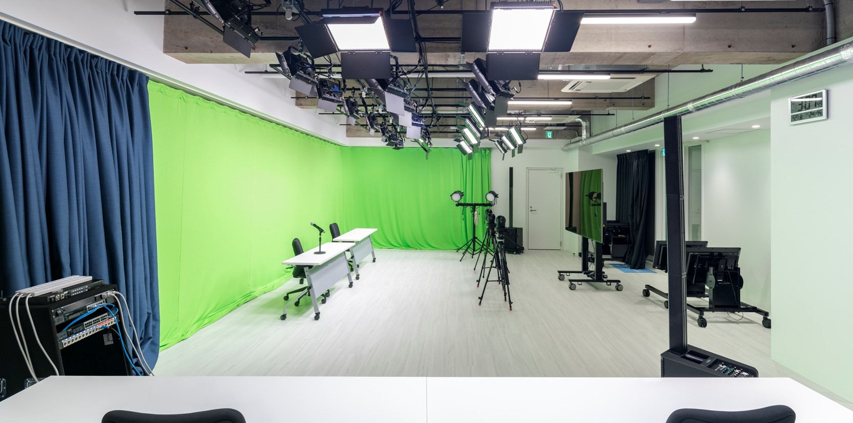 オフィスデザイン実績～白い空間が出迎える配信・撮影スタジオ