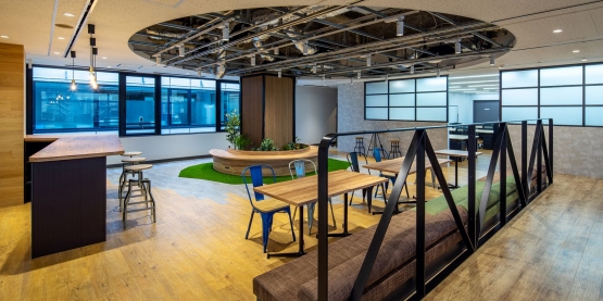 オフィスデザイン事例|中庭のような温かみを感じられる、コミュニケーションスペースを中心としたオフィス