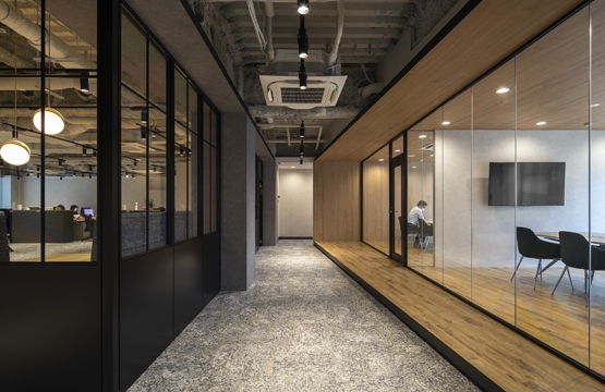 オフィスデザイン事例|ガラスを多用し、採光を生かした開放感あふれるオフィス