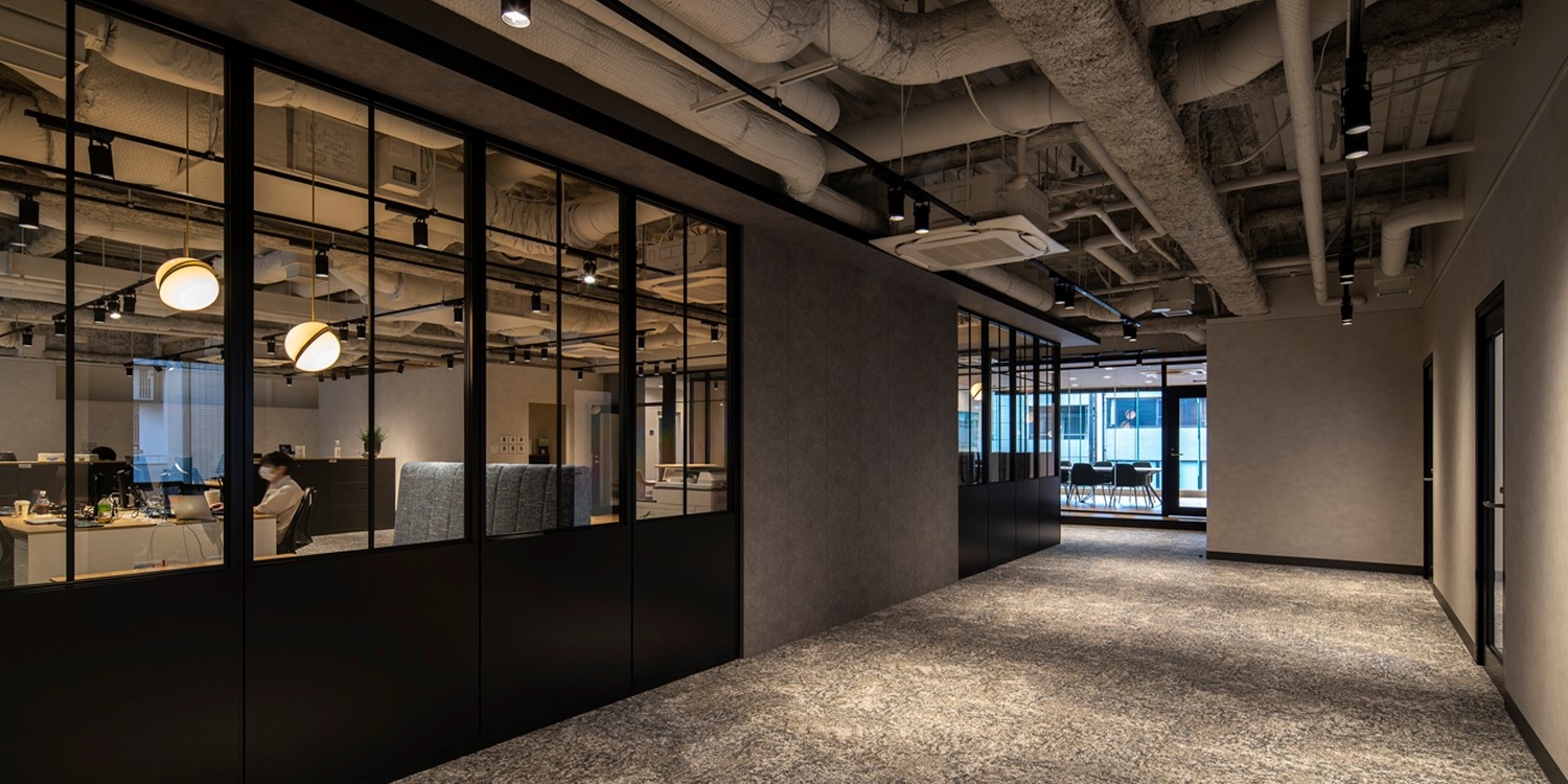 オフィスデザイン実績～ガラスを多用し、採光を生かした開放感あふれるオフィス