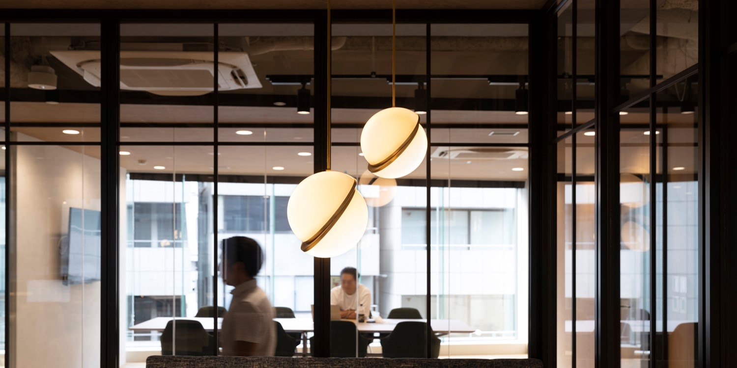 オフィスデザイン実績～ガラスを多用し、採光を生かした開放感あふれるオフィス
