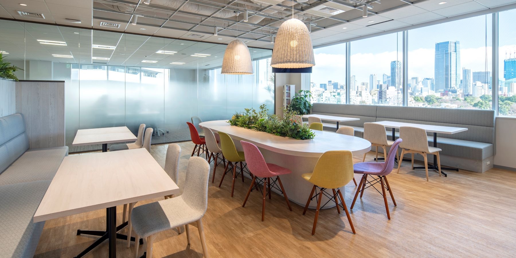 オフィスデザイン実績～アイデアや交流が生まれ、社員一人ひとりが虹のように輝くランウェイオフィス