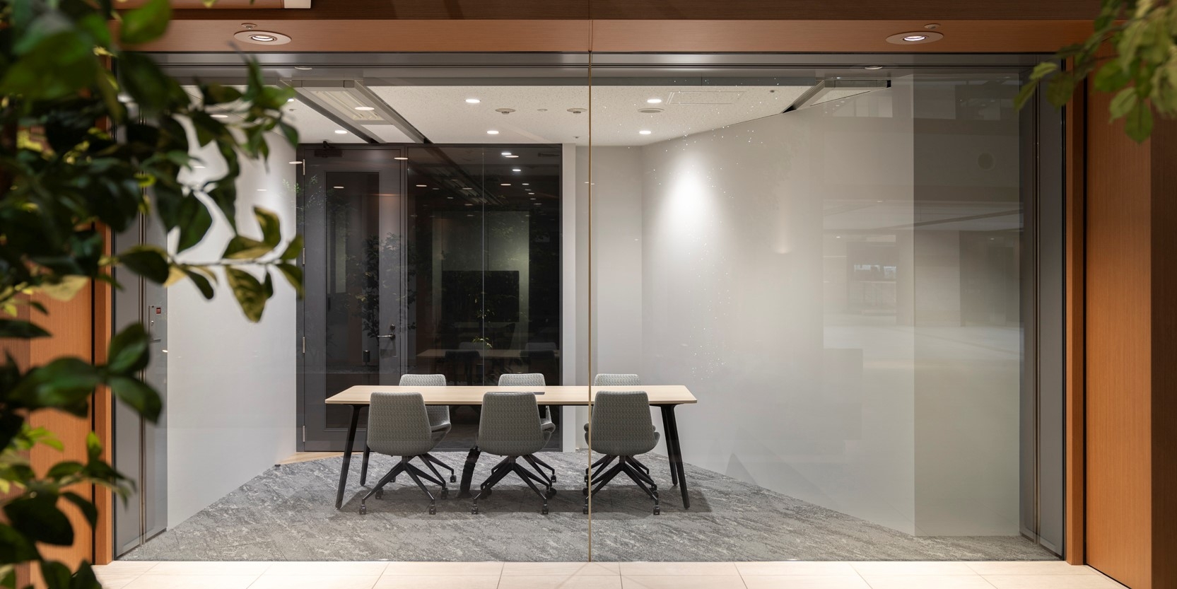 オフィスデザイン実績～クールな雰囲気と柔らかいイメージをデザイン。広さを感じられるオフィス