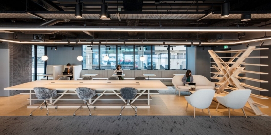 オフィスデザイン事例|コンセプト「TSUMUGI」をデザイン。洗練され、知的創造性を高めるオフィスビル