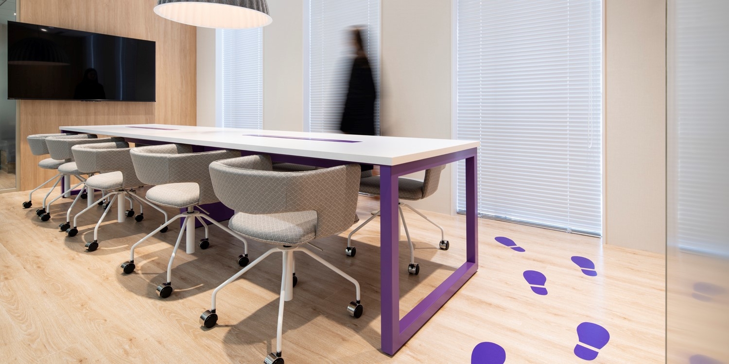 オフィスデザイン実績～デザインの明暗コントラストと5色のロゴカラーが印象的な、遊び心のあるオフィス