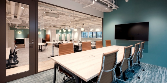 オフィスデザイン事例|逆梁を活かした高低差で開放感を演出。入居企業の企業価値を育むセットアップオフィス