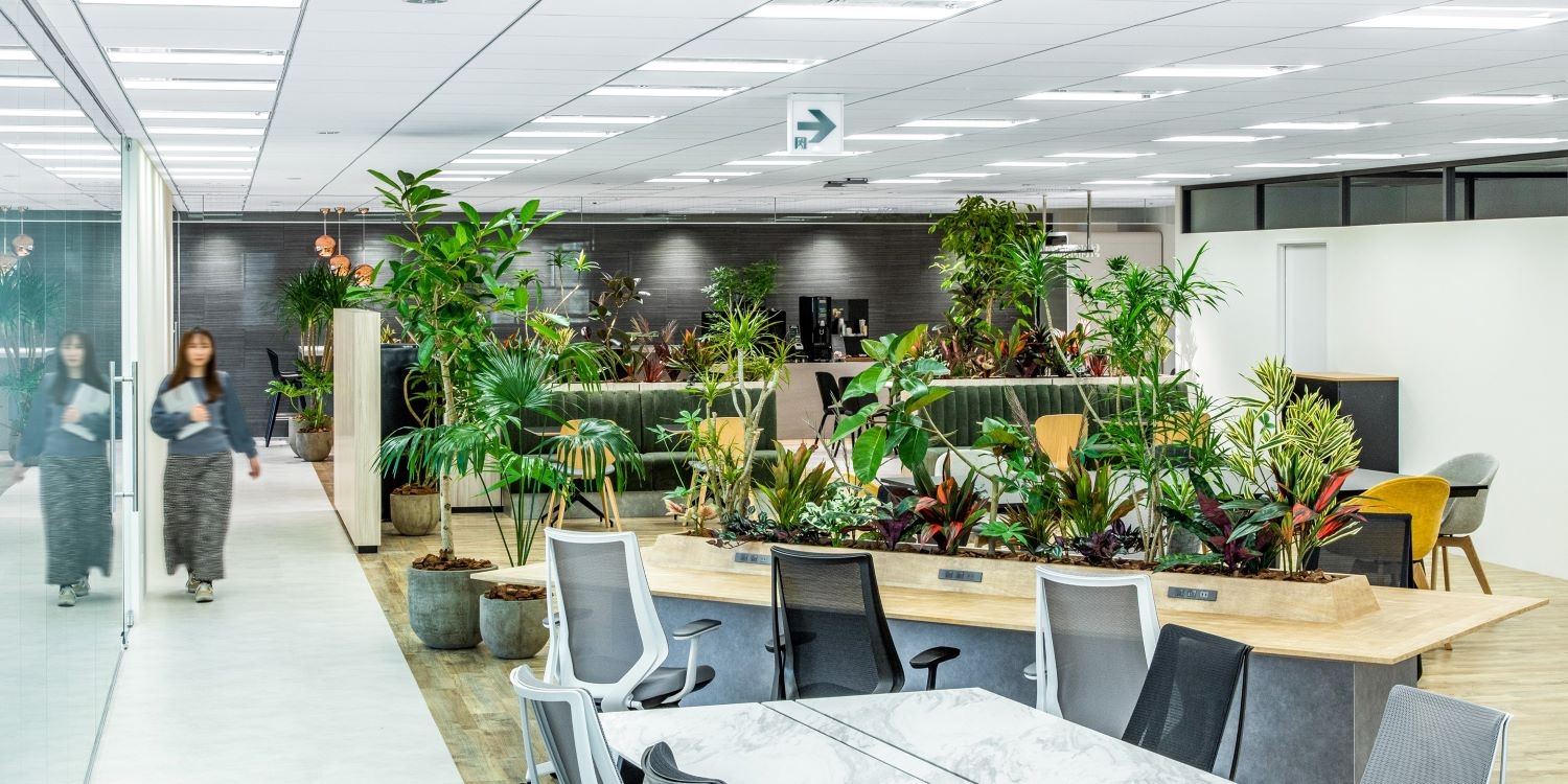 オフィスデザイン実績～開放感と清潔感・アクセントグリーンが印象的なデザイナーズオフィス