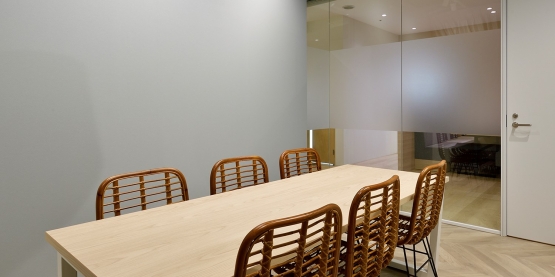 オフィスデザイン事例|開放感があり、温かみ・親しみやすさを感じられる空間