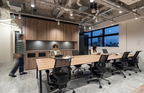 オフィスデザイン事例|ビルのイメージに合わせたデザイン。シックな雰囲気で信頼感が感じられるオフィス