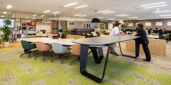 オフィスデザイン事例|働く場所を自ら選択でき、ハイブリッドワークに対応した「IRODORI」オフィス