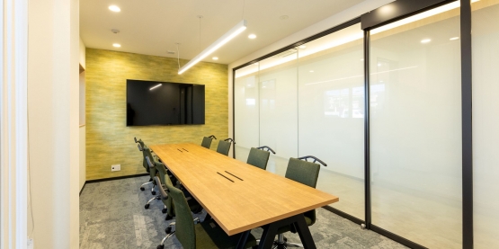 オフィスデザイン事例|グリーンと木目を取り入れた、居心地の良いアットホームオフィス　ーStay like HOME. ー