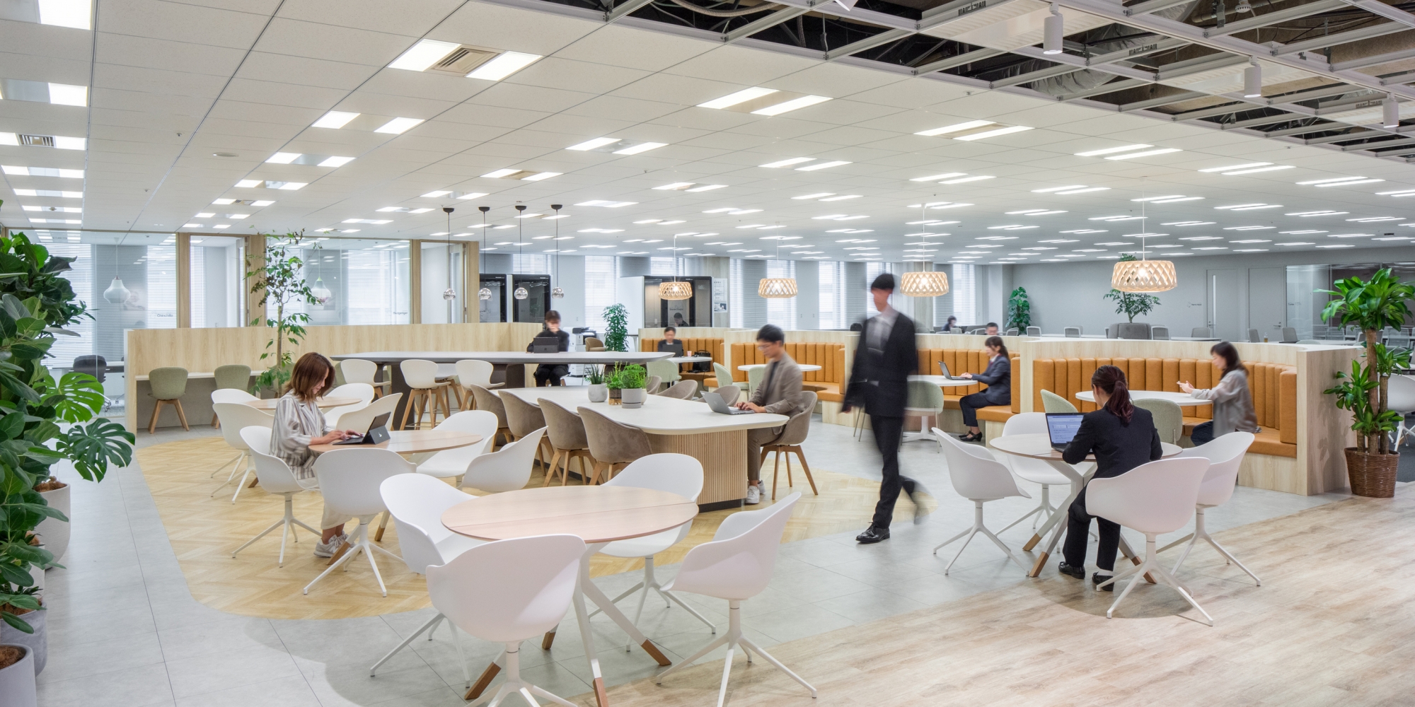 オフィスデザイン実績～働く場所を自由に選択。生産性と創造性を高め、コミュニケーションを活性化する「アイノバ」オフィス