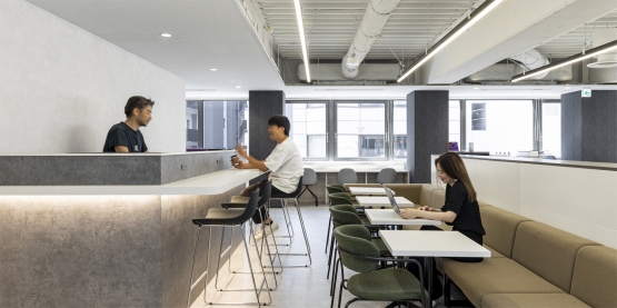 オフィスデザイン事例|スタイリッシュな空間にポイントカラーをデザイン。コミュニケーションや新たなアイディアが生まれるオフィス