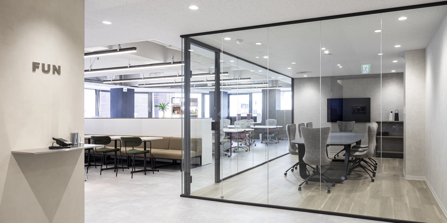 オフィスデザイン実績～スタイリッシュな空間にポイントカラーをデザイン。コミュニケーションや新たなアイディアが生まれるオフィス