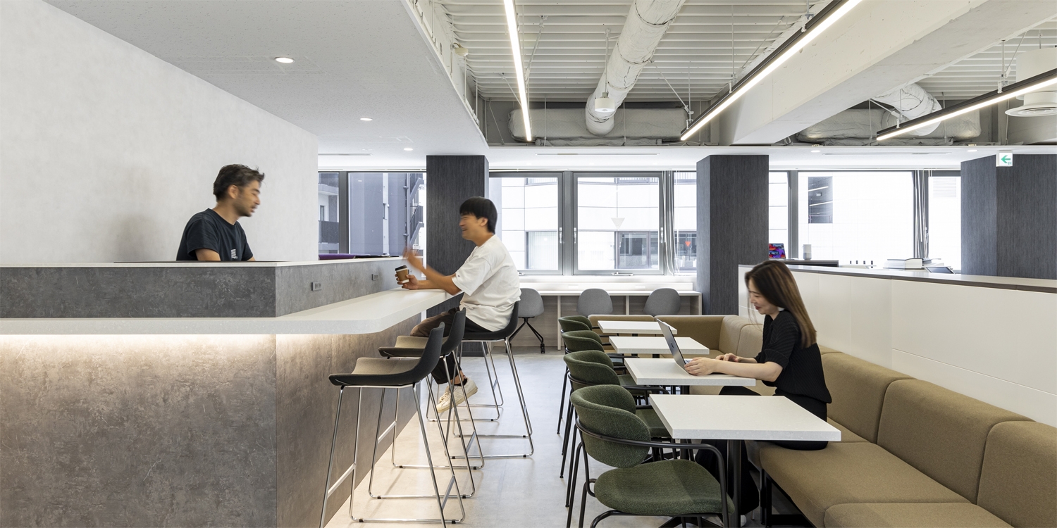 オフィスデザイン実績～スタイリッシュな空間にポイントカラーをデザイン。コミュニケーションや新たなアイディアが生まれるオフィス