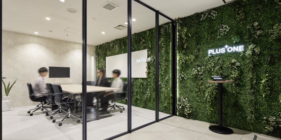 オフィスデザイン事例|シンボリックなグリーンウォールに癒されるオーガニックオフィス