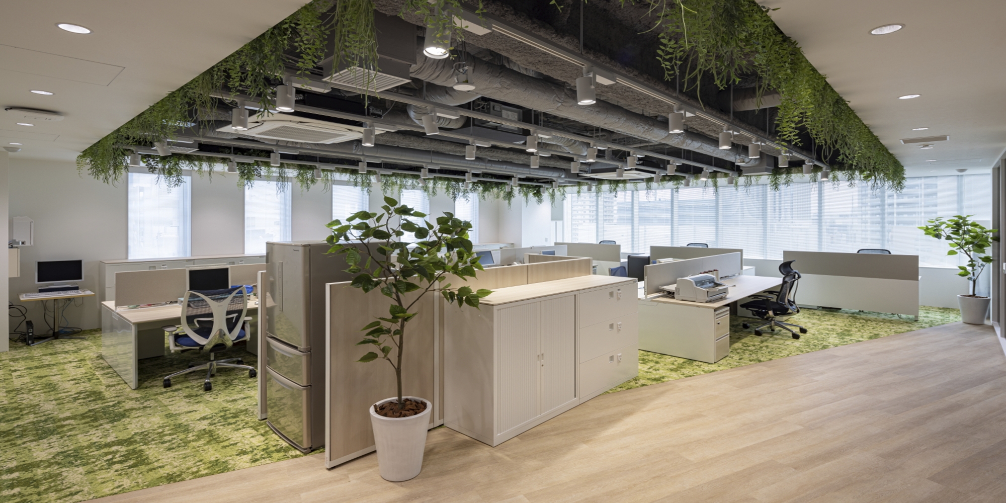 オフィスデザイン実績～自社ビル全体でアースカラーを取り入れた、働く人の拠り所となるオフィス