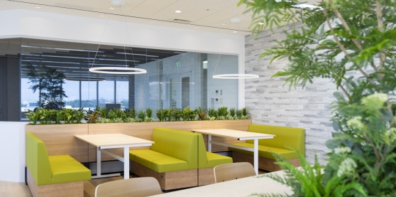 オフィスデザイン事例|バイカラーでクールな印象と暖かみを感じられるオフィス